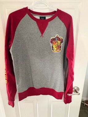 Wizardly World of Harry Potter    Grey and Red Gryffindor Crewneck Sweatshirt